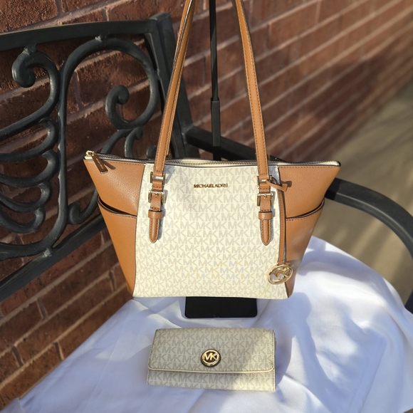 Michael Kors Tan and Cream Women's Bag Set - Picture 11 of 14